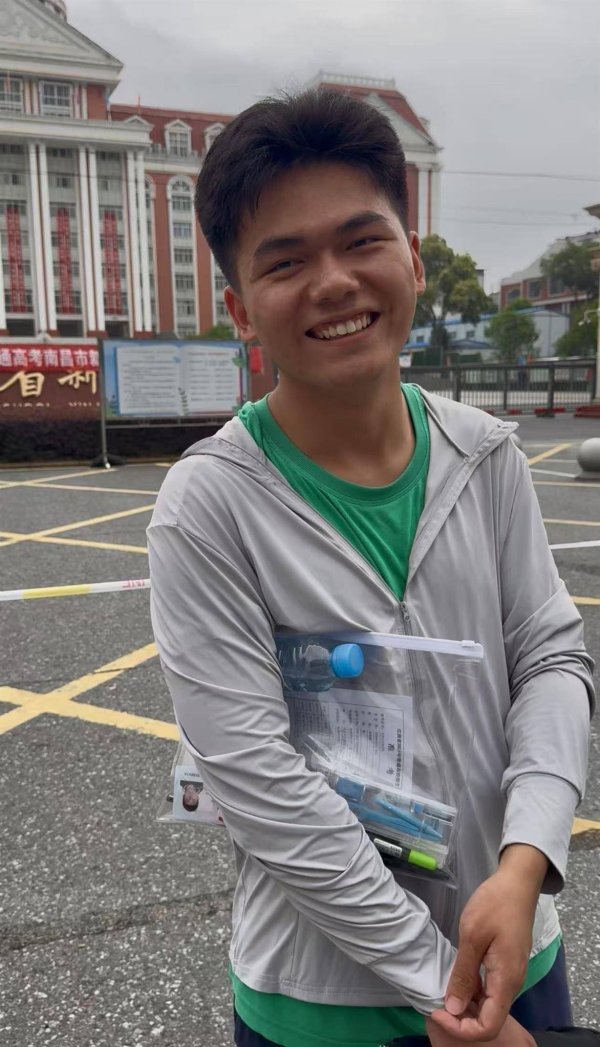 优配网 高考出考场借记者手机找妈妈的江西考生，成绩超本科线104分，想去外地上大学